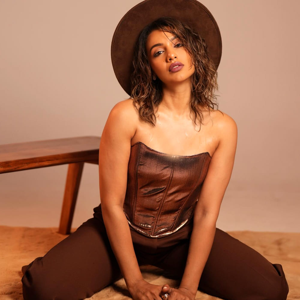 ఆ తర్వాత ఆర్జీవీ తెరకెక్కించిన ఐస్ క్రీమ్ సినిమాలో సోలో హీరోయిన్ గా నటించింది. అయితే తన కెరీర్ లో ఎక్కువగా సెకెండ్ లీడ్ పాత్రలనే పోషించింది తేజస్వి. అలాగనీ ఈ సొగసరి ఆదాయం తక్కువేమీ కాదు. ఇన్ స్టా గ్రామ్ లో ఒక పోస్ట్ పెడితే లక్షల రూపాయలు వచ్చేవని ఒక సందర్భంలో చెప్పుకొచ్చింది తేజస్వి. 