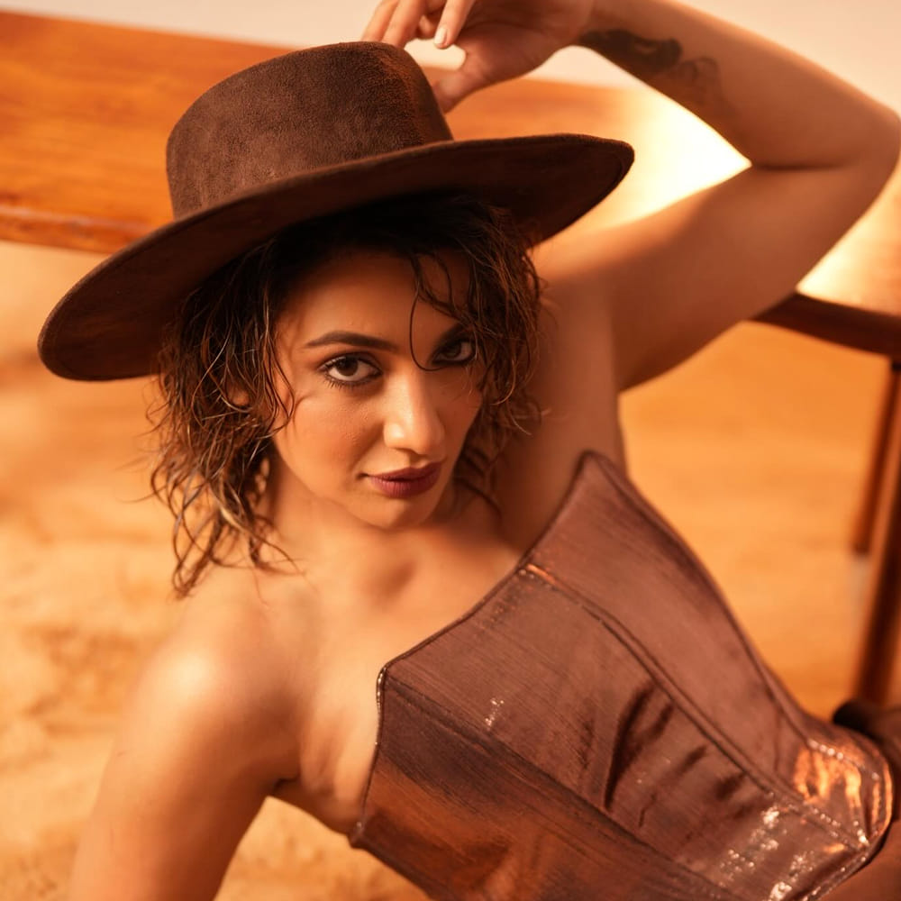 మరెవరో కాదు తేజస్వి మదివాడ. సినిమాల్లో ఎప్పుడు అల్లరిగా, చలాకీగా కనిపించే ఈ అందాల తార జీవితంలో ఎన్నో కష్టాలున్నాయి. తల్లి చిన్నప్పుడే చనిపోయింది. తండ్రి మందుకు బానిసయ్యాడు. దీంతో ఇంటి నుంచి బయటకు వచ్చి అనాథాశ్రమంలో పెరిగింది. ఎన్నో ఇబ్బందులు పడి చదువు కొనసాగింది.