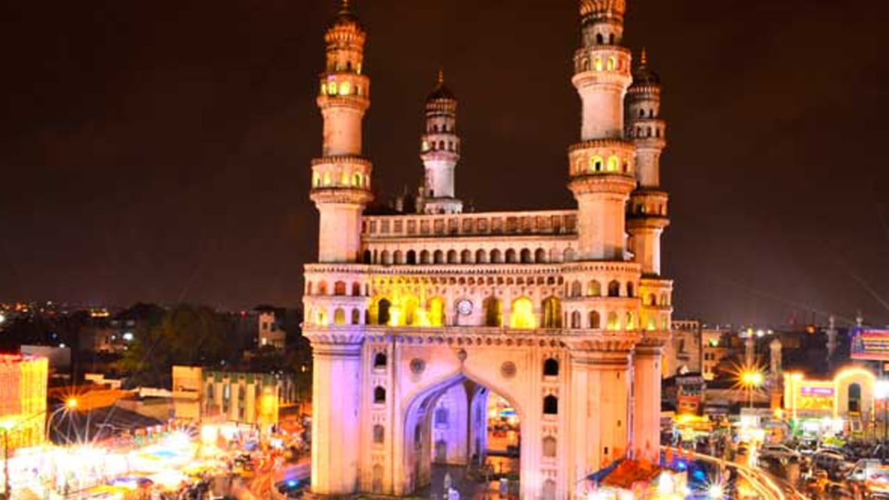 చార్మినార్ : హైదరాబాద్ అందాల గురించి ఎంత చెప్పినా తక్కువే. ముఖ్యంగా హైదరాబాద్ వచ్చిన ప్రతి ఒక్కరూ చార్మినార్ చూడకుండా మాత్రం వెళ్లలేరు. అంత అద్భుతంగా ఉంటుంది. ఇక ఇక్కడ చార్మినార్ మాత్రమే కాకుండా, మక్కా మసీద్, లాల్ బజార్, సాలార్ జంగ్ మ్యూజియం ఇవన్నీ కూడా చూసేయ్యచ్చు.