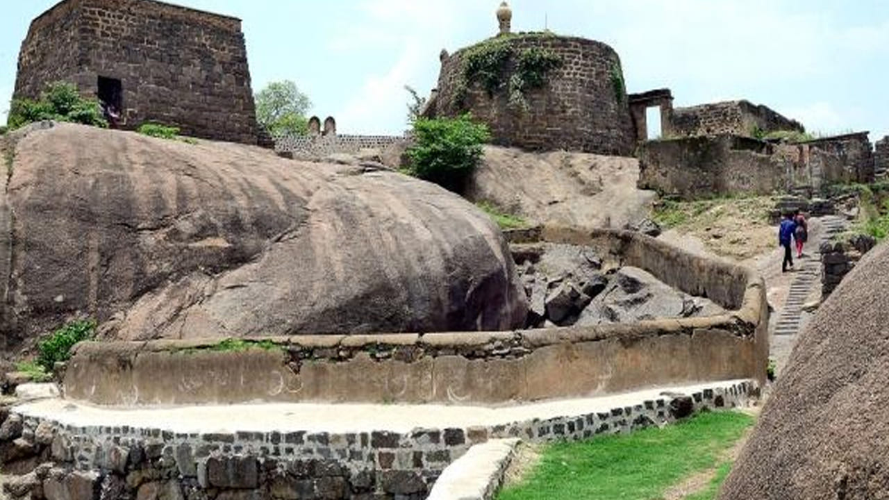 ఎలగందుల కోట, వేములవాడ దేవస్థానం : చాలా మందికి రాజుల కాలం నాటి కోటలు చూడటం ఇష్టం ఉంటుంది. అయితే సీజన్‌తో సంబంధం లేకుండా ఎంజాయ్ చేయాలి అనుకునేవారికి ఎలగందుల కోట చాలా బెస్ట్. కాకతీయులు నిర్మించిన అద్భుతమైన కట్టడం ఇది. మానేరు నదీతీరంలో అడవి మధ్యలో ఉండే అతి సుందరమైన కోట ఇది. ఈ కోట నుంచి హైదరాబాద్‌కు సొరంగ మార్గం కూడా ఉందని అక్కడి వారు చెబుతుంటారు. దీని వెనుక అనేక కథలు ఉన్నాయి. ఇది చూడటానికి చాలా అద్భుతంగా ఉంటుంది.