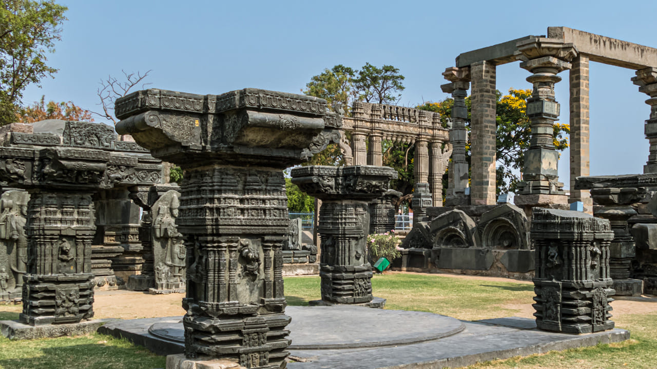 వరంగల్ కోట, రామప్ప : వరంగల్ జిల్లాలో చూడాల్సిన అదమైన ప్రదేశాలు ఎన్నో ఉన్నాయి. అందువలన సమ్మర్‌లో పిల్లలతో కలిసి టూర్ ప్లాన్ చేసుకునే వారు ఇక్కడికి వెళితే వారికి ఎన్నో విషయాలను తెలియజేయడమే కాకుండా ఆనందంగా ఎంజాయ్ కూడా చేయవచ్చును. వరంగల్ జిల్లాలో వరంగల్ కోటీ, పాకాల సరస్సు, గూడూరు అభయారణ్యం, అంతే కాకుండా భద్రకాళి అమ్మవారి టెంపు, దీనికి దగ్గరిలో రామప్ప దేవాలయం, లక్నవరం చెరువు, బొగత జలపాతం, ఏటూరునాగారం అభయారణ్యం ఇలా చాలా ప్రదేశాలు చూడొచ్చు.