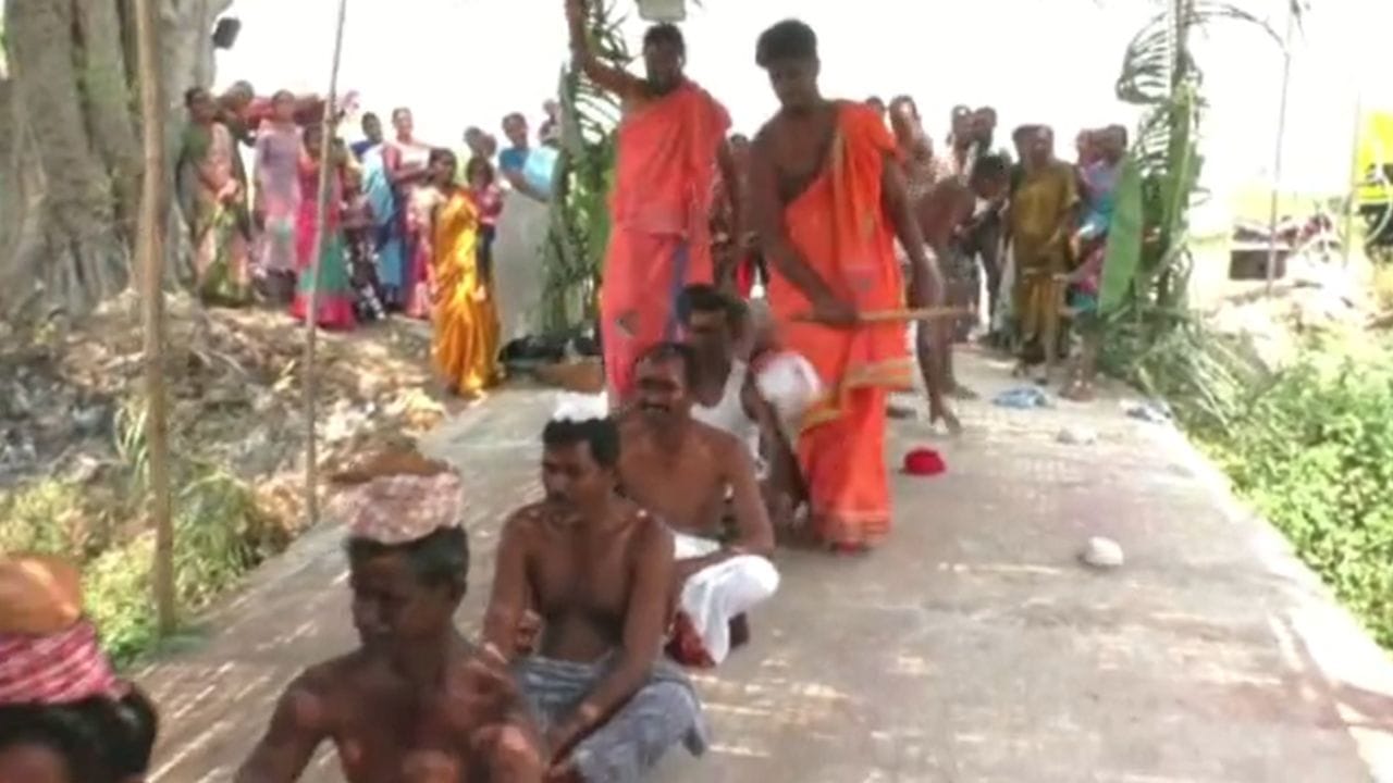 Watch : ఈ ఆచారం ఏందయ్యూ.. ఏకంగా తలపైనే టెంకాయలు కొట్టేస్తారట.. ఎందుకంటే?