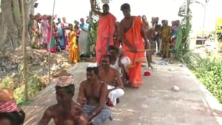 Watch : ఈ ఆచారం ఏందయ్యా.. ఏకంగా తలపైనే టెంకాయలు కొట్టేస్తారట.. ఎందుకంటే?