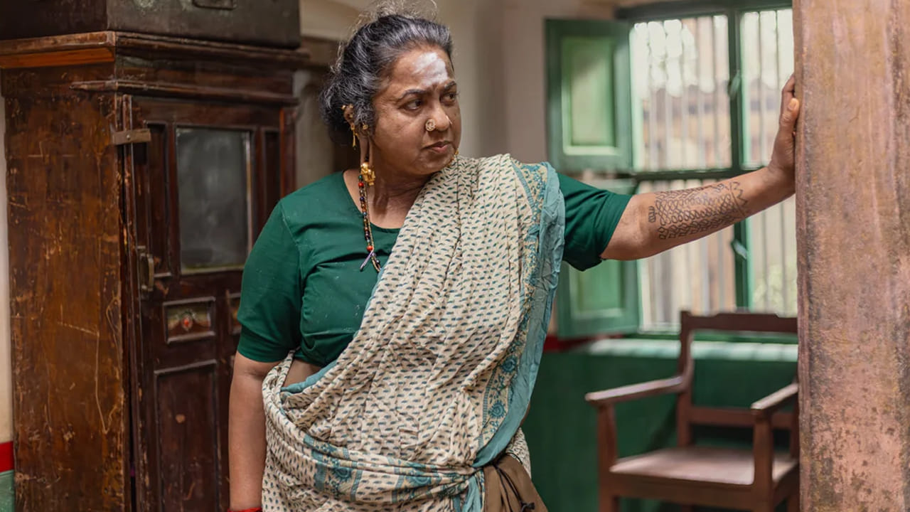 ఈ సినిమా కథ 70 ఏళ్ల వయసున్న పావునుత్తాయి (రాధికా శరత్‌కుమార్) అనే ధైర్యవంతురాలైన మహిళ చుట్టూ తిరుగుతుంది. ఆమె గ్రామంలో ఒక కఠినమైన వడ్డీ వ్యాపారిగా గుర్తింపు పొందుతుంది. ఆమెకు నలుగురు కొడుకులు ఉన్నప్పటికీ, ఆస్తి కోసం వారు నిరంతరం గొడవ పడుతుంటారు. ఆస్తిని పంచి ఇవ్వాలని వారు డిమాండ్ చేసినా, తాను బ్రతికున్నంత వరకు ఆస్తిని ఎవరికీ ఇవ్వనని ఆమె ఖరాఖండిగా చెబుతుంది.