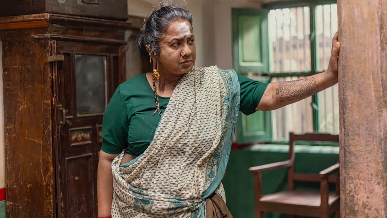 ఈ సినిమా కథ 70 ఏళ్ల వయసున్న పావునుత్తాయి (రాధికా శరత్కుమార్) అనే ధైర్యవంతురాలైన మహిళ చుట్టూ తిరుగుతుంది. ఆమె గ్రామంలో ఒక కఠినమైన వడ్డీ వ్యాపారిగా గుర్తింపు పొందుతుంది. ఆమెకు నలుగురు కొడుకులు ఉన్నప్పటికీ, ఆస్తి కోసం వారు నిరంతరం గొడవ పడుతుంటారు. ఆస్తిని పంచి ఇవ్వాలని వారు డిమాండ్ చేసినా, తాను బ్రతికున్నంత వరకు ఆస్తిని ఎవరికీ ఇవ్వనని ఆమె ఖరాఖండిగా చెబుతుంది.