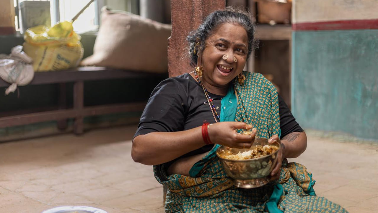 రాధికా శరత్‌కుమార్ ప్రధాన పాత్రలో నటించిన తమిళ బ్లాక్‌బస్టర్ మూవీ 'తాయ్ కిళవి' ప్రస్తుతం ఓటీటీలో దూసుకుపోతుంది. బాక్సాఫీస్ వద్ద ఎటువంటి అంచనాలు లేకుండా విడుదలై, ఏకంగా రూ. 150 కోట్లకు పైగా వసూళ్లను సాధించి ఈ సినిమా ట్రేడ్ వర్గాలను ఆశ్చర్యపరిచింది. ఇప్పుడు ఓటీటీలోనూ దుమ్మురేపుతుంది. 