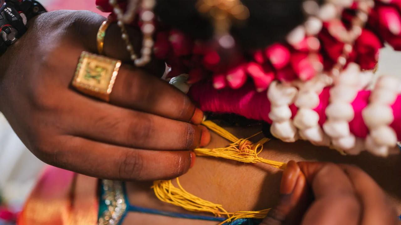 మూడు ముళ్లలో  ఒక్కో ముడికి ఒక్కో అర్థం ఉందని చెబుతున్నారు పండితులు.  కాగా, అసలు ఈ మూడు ముడుల అర్థం  ఏంటి? వివాహ బంధంలో ఈ మూడు ముళ్ల ప్రత్యేకత, దాని గొప్పతనం గురించి ఇప్పుడు తెలుసుకుందాం.మొదటి ముడి, తాళి కట్టే సమయంలో వేసే మొదటి ముడిని ధర్మేచ్ఛ అని అంటారంట. అంతే భార్య భర్తలు ఇద్దరూ ధర్మాన్ని ఆచరిస్తూ, ధర్మ మార్గంలో నడవాలి. ప్రతి పనిలో నిబద్ధతగా ఉంటూ ముందుకు సాగాలని అర్థం.