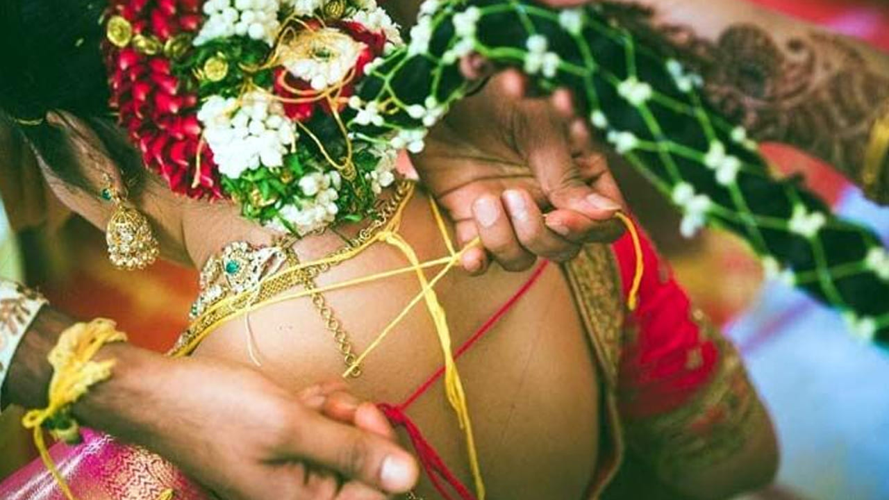 మూడవ ముడి, తాళికట్టే సమయంలో వేసే మూడవ ముడి భార్యభర్తల మధ్య ప్రేమను సూచిస్తుంది. అనురాగం, అప్యాయతలు, ప్రేమతో ఇద్దరూ నిండు నూరేళ్లు కలిసి జీవించాలి. వంశ వృద్ధి చేసి, కలకలం కష్టసుఖాల్లో పాలుపంచుకొని జీవించాలి,అని సూచిస్తుందంట. దాంపత్య జీవితానికి అర్థాన్ని ఇస్తుంది.