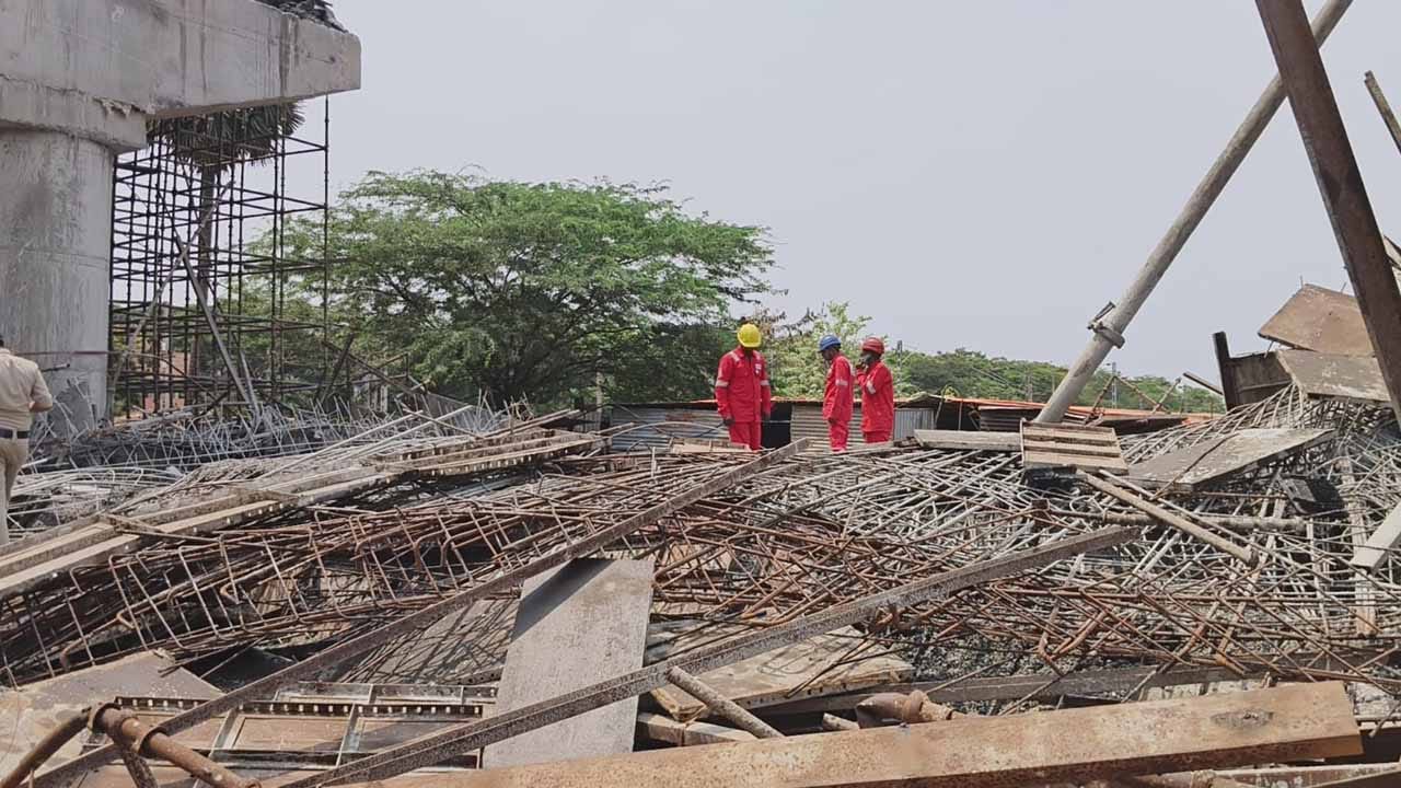విశాఖలో ఘోర ప్రమాదం: నిర్మాణంలో ఉండగానే కూలిన రైల్వే బ్రిడ్జి.. ఏడుగురికి గాయాలు!