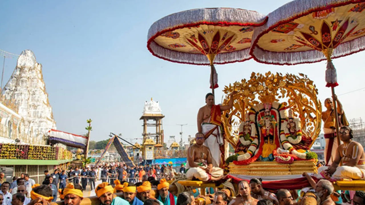 
“మాడ వీధులు” పేరు ఎలా వచ్చింది?..  

తమిళ సంప్రదాయంలో ఆలయ పరిసరాల్లో అర్చకులు నివసించే ఇళ్లతో ఉన్న వీధులను “మాడం” అని పిలిచేవారు. ద్రావిడ సంప్రదాయం ప్రభావం ఉన్న తిరుమలలో ఈ పదం కాలక్రమేణా మారి “మాడ వీధులు”గా స్థిరపడింది.
