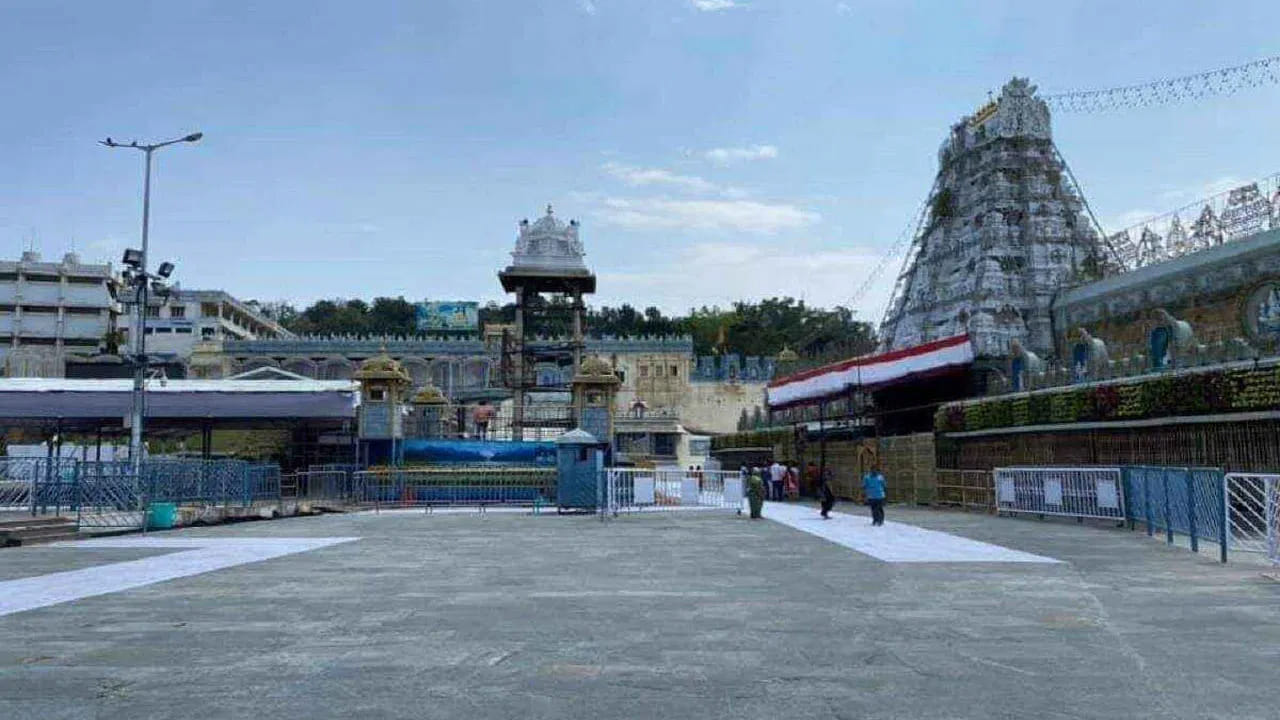 తూర్పు మాడ వీధి.. 

ఆలయానికి ఎదురుగా ఉండే ఈ వీధి పుష్కరిణి వరకు విస్తరించి ఉంటుంది. ఒకప్పుడు ఇక్కడ కొయ్య రథం నిలిపే ప్రదేశం కూడా ఉండేది. సన్నిధి వీధి, గొల్ల మండపం, బేడి ఆంజనేయస్వామి ఆలయం వంటి చారిత్రక స్థలాలు ఇక్కడ ఉండేవి. కాలక్రమేణా అనేక పురాతన నిర్మాణాలు అభివృద్ధి పనుల్లో మార్పులకు గురయ్యాయి.

దక్షిణ మాడ వీధి.. 

ఆలయానికి కుడివైపున ఉన్న ఈ వీధిలో తిరుమల నంబి ఆలయం ప్రధానంగా ఉంటుంది. ఒకప్పుడు రాజుల గుర్రాలను కట్టే స్థలం కూడా ఇక్కడ ఉండేదని చెబుతారు. ఊంజల్ మండపం, ఉగ్రాణం వంటి ముఖ్యమైన ప్రదేశాలు కూడా ఈ వీధి పరిధిలోనే ఉన్నాయి. ఉత్సవాల సమయంలో ఊంజల్ సేవ ఇక్కడే నిర్వహించేవారు. 
పడమర మాడ వీధి.. 

ఆలయ వెనుక భాగంలో ఉన్న ఈ వీధిలో పూర్వకాలంలో అనేక మఠాలు, సత్రాలు ఉండేవి. ప్రస్తుతం కూడా కొన్ని మఠాలు,    మండపాలు ఇక్కడ ఉన్నాయి. అనంతాళ్వార్ తోట వంటి పవిత్ర ప్రదేశాలు ఈ వీధి ప్రారంభంలో కనిపిస్తాయి.

ఉత్తర మాడ వీధి.. 

ఆలయానికి ఎడమ వైపున ఉన్న ఈ వీధి అత్యంత ఆధ్యాత్మిక ప్రాధాన్యం కలది. ఇక్కడే స్వామి పుష్కరిణి, వరాహ స్వామి ఆలయం వంటి ముఖ్య స్థలాలు ఉన్నాయి. భక్తులు ముందుగా వరాహస్వామిని దర్శించడం సంప్రదాయం. పూర్వకాల భక్తులు తరిగొండ వెంగమాంబ వంటి మహాభక్తులు కూడా ఇక్కడే నివసించినట్టు చరిత్ర చెబుతుంది. 
