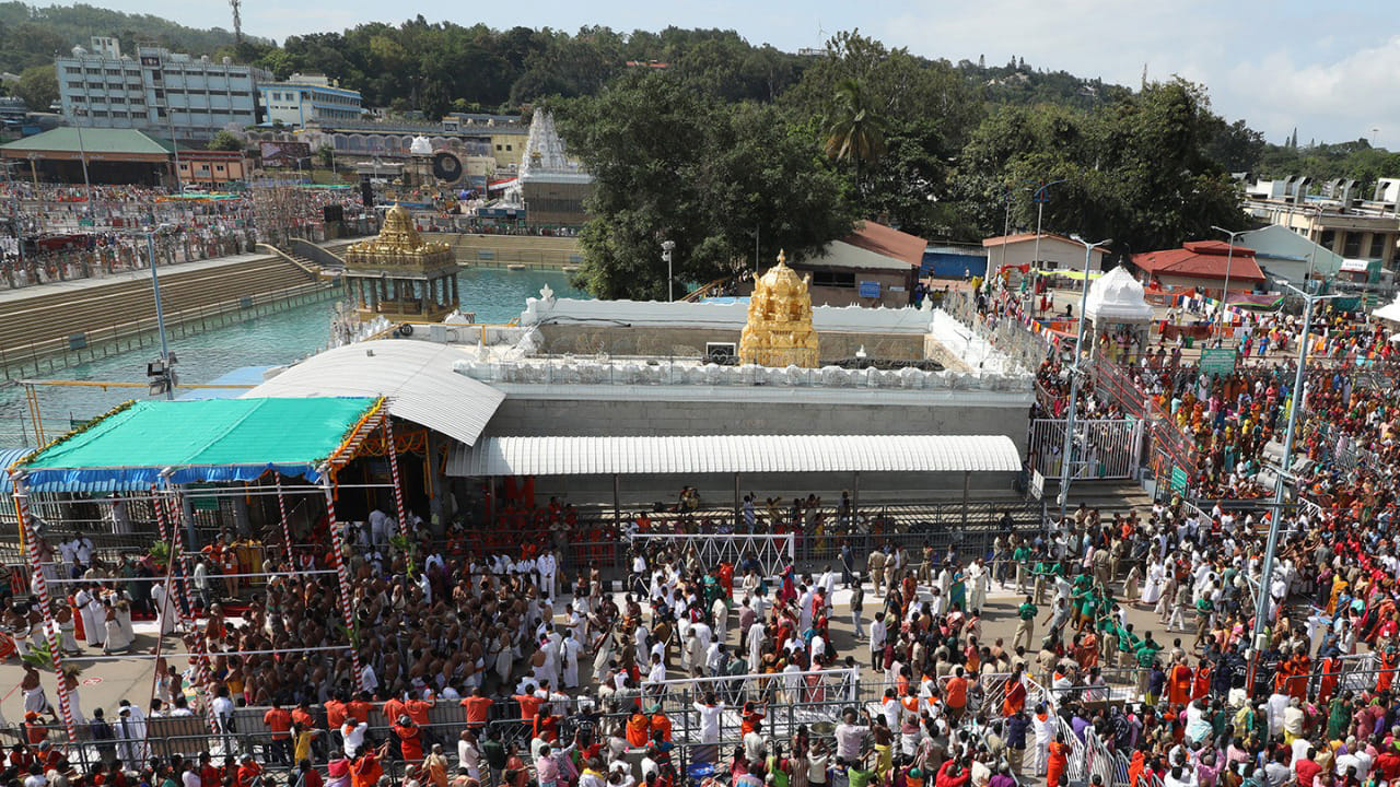 మహా ప్రదక్షిణం.. 

ఈ నాలుగు మాడ వీధులను చుట్టూ చేసే ప్రదక్షిణను “మహా ప్రదక్షిణం” అంటారు. దర్శనం లభించని సందర్భాల్లో ఈ ప్రదక్షిణను మూడు సార్లు చేయడం వల్ల శ్రీవారి దర్శన ఫలితం లభిస్తుందని ఆగమ శాస్త్రాల్లో పేర్కొనబడింది. ఈ విధంగా మాడ వీధులు కేవలం భౌగోళిక మార్గాలు మాత్రమే కాకుండా, ఆధ్యాత్మికత, చరిత్ర, సంప్రదాయం కలిసిన పవిత్ర పరిధిగా తిరుమలలో ప్రత్యేక స్థానం పొందాయి.

(Disclaimer: ఈ వార్తలోని సమాచారం మత విశ్వాసాలపై ఆధారపడి ఉంది. వివిధ వనరుల నుంచి సేకరించి పాఠకుల ఆసక్తి మేరకు అందించడం జరిగింది. దీనిని టీవీ9 తెలుగు ధృవీకరించదు.)