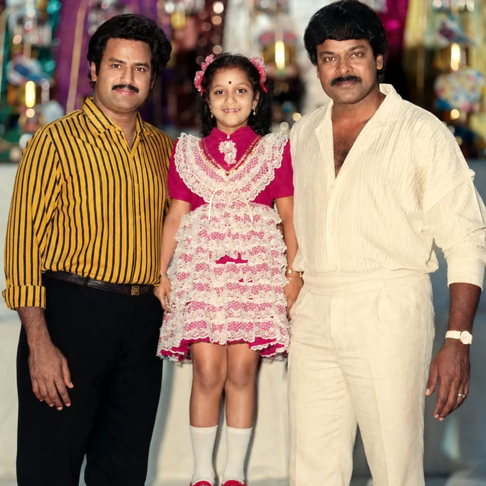 ఈ ఫోటోలు చూస్తూ అభిమానులు, నెటిజన్స్ షాక్ అవుతున్నారు. ఇలా రేర్ ఫోటోలు నెట్టింట చాలానే ఉన్నాయి. అలాగే పైన కనిపిస్తున్న ఫోటో కూడా తెగ వైరల్ అవుతుంది. మెగాస్టార్ చిరంజీవి, నటసింహం నందమూరి బాలకృష్ణ ఇద్దరికి ఎలాంటి ఫ్యాన్ ఫాలోయింగ్ ఉందో ప్రత్యేకంగా చెప్పాల్సిన అవసరం లేదు. ఇద్దరూ తమ సినిమాలతో దూసుకుపోతున్నారు. మధ్యలో ఉన్న ఆ చిన్నారి ఎవరో గుర్తుపట్టారా.? రీసెంట్ గా వెయ్యికోట్ల కొల్లగొట్టి భారీ హిట్ అందుకుంది.