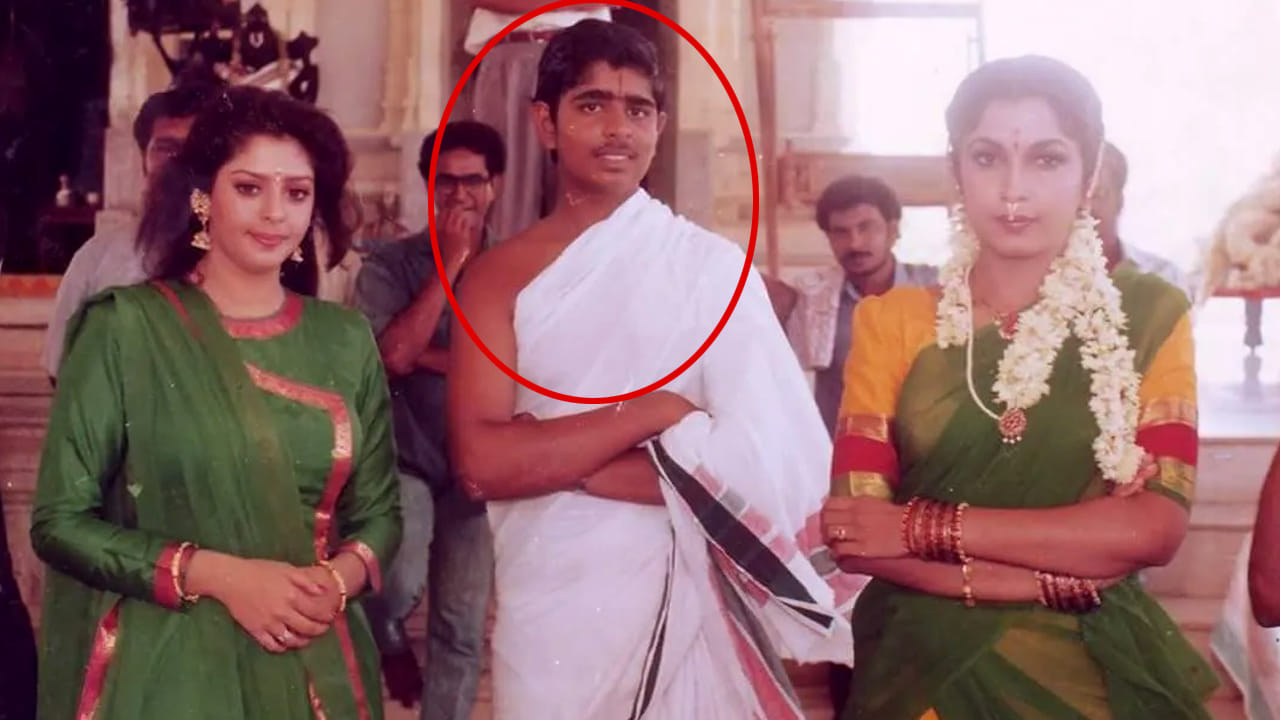 ఇద్దరు ముద్దుగుమ్మల మధ్య ఉన్న ఈయన ఎవరో గుర్తుపట్టారా.? ప్రస్తుతం ట్రెండింగ్