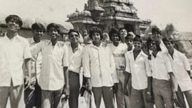 ఈ గ్రూప్ ఫొటోలో ఒక టాలీవుడ్ హీరో ఉన్నాడు.. ఎవరో కనిపెట్టారా?