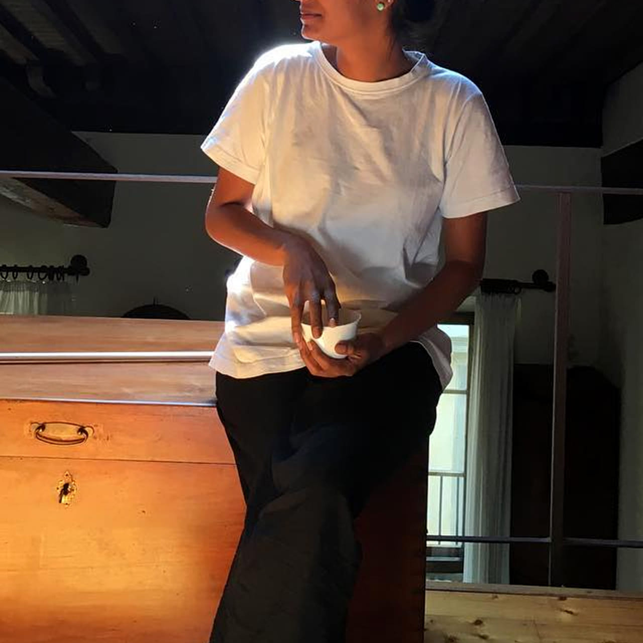 సెలబ్రెటీలకు సంబందించిన ఫోటోలు సోషల్ మీడియాలో చక్కర్లు కొట్టడం మనం చూస్తే ఉంటాం పొద్దున్న లేచిన దగ్గర నుంచి సోషల్ మీడియాలో సెలబ్రెటీల సినిమా విషయాలతో పాటు వ్యక్తిగత విషయాలు కూడా నెట్టింట తెగ వైరల్ అవుతూ ఉంటాయి. ఇప్పటికే హీరోలు, హీరోయిన్స్ కు సంబంధించిన ఫోటోలు నెట్టింట కోకొల్లలుగా ఉన్నాయి.  సోషల్ మీడియాలో స్టార్ హీరోలు, హీరోయిన్స్ కు సంబందించిన లేటెస్ట్ ఫోటోల దగ్గర నుంచి చిన్ననాటి ఫోటోల వైరల్ అవుతుంటే ఉన్నాయి.