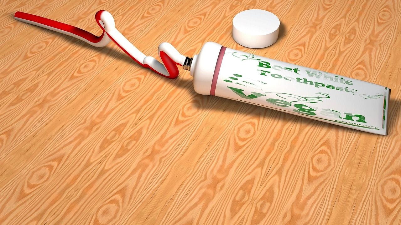 రుచి: ఒకవేళ మీరు పేస్ట్ వాడుతున్నప్పుడు దాని రుచి వింతగా ఉన్నా, నురుగు సరిగ్గా రాకపోయినా, లేదా చిగుళ్లలో మంట, నొప్పి కలిగినా వెంటనే వాడటం ఆపేయండి. అలాగే ప్యాకెట్పై ఉన్న హెల్ప్లైన్ నంబర్కు కాల్ చేసి బ్యాచ్ నంబర్ను వెరిఫై చేయండి. నకిలీ టూత్పేస్ట్లలో హానికరమైన రసాయనాలు ఉండవచ్చు. ఇవి మీ పళ్లకు మాత్రమే కాకుండా, మీ మొత్తం ఆరోగ్యానికి ముప్పు కలిగిస్తాయి. కాబట్టి తక్కువ ధర కంటే నాణ్యతకే ప్రాధాన్యత ఇవ్వడం మంచిది.