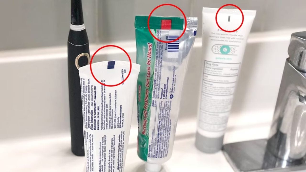 కలర్ మార్క్ : టూత్పేస్ట్ ట్యూబ్ అడుగున ఉండే పచ్చ, ఎరుపు లేదా నలుపు రంగు చారలు అది సహజమైనదా లేక కెమికల్స్తో తయారు చేసినదా అనే విషయాన్ని తెలపవు. ఇది కేవలం ట్యూబ్లను కత్తిరించడానికి, సీల్ చేయడానికి యంత్రాలు ఉపయోగించే ఐ మార్క్ మాత్రమే. దీన్ని బట్టి నాణ్యతను అంచనా వేయకండి.