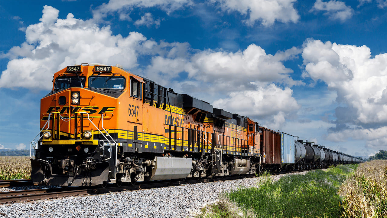 భారతీయ రైల్వే ఇంజిన్లు దేశానికి వెన్నెముక లాంటివి. కానీ వీటి నిర్వహణ వెనుక భారీ ఖర్చు దాగి ఉంది. ఒక కిలోమీటర్ దూరం ప్రయాణించడానికి ఒక వైపు ఎలక్ట్రిక్ ఇంజిన్ రూ. 130 ఖర్చు చేస్తే, మరోవైపు డీజిల్ ఇంజిన్ ఏకంగా రూ. 380 ఖర్చు చేస్తుంది. ఈ వ్యత్యాసాన్ని గమనించిన రైల్వే శాఖ, ఆర్థికంగా భారమైన డీజిల్ ఇంజిన్ల వినియోగాన్ని క్రమంగా తగ్గిస్తోంది. మనం రైలు ఎక్కినప్పుడు చూసే ఆ ఇంజిన్ వెనుక ఇంతటి ఇంధన గణాంకాలు ఉంటాయని చాలామందికి తెలియదు. 