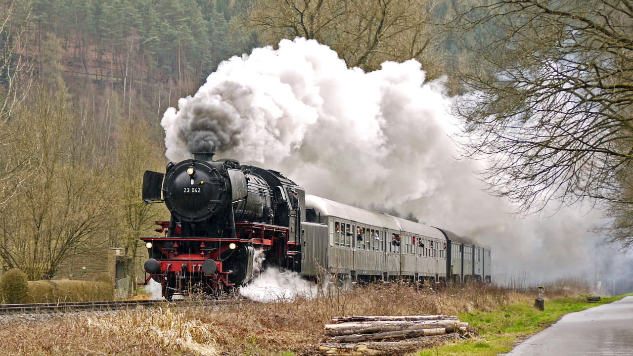 ఆధునిక భారతీయ రైల్వేల ఆశాదీపం ఈ ఎలక్ట్రిక్ ఇంజిన్లు. ఇంజిన్ ఒక కిలోమీటర్ ప్రయాణానికి కేవలం రూ. 130 మాత్రమే ఖర్చు చేస్తుంది, ఇది డీజిల్ ఇంజిన్‌తో పోలిస్తే ఎంతో తక్కువ. డీజిల్ లోకో పైలట్లకు ఇంధనం ఆదా చేస్తే రివార్డులు కూడా ఇచ్చేవారట, అంతగా ఇంధనం ప్రాముఖ్యత పొందింది. ఎలక్ట్రిక్ లోకోలు రావడంతో ఆ ఖర్చు ఆదా అవ్వడమే కాకుండా, ప్రయాణం కూడా నిశ్శబ్దంగా, వేగంగా సాగుతోంది. రైల్వే లైన్ల పైన ఈ విద్యుత్ తీగలు మన దేశ ఆర్థిక వ్యవస్థకు ఊపిరి పోస్తున్నాయి. తక్కువ ఖర్చుతో ఎక్కువ దూరం ప్రయాణించాలనే రైల్వే వ్యూహానికి ఇవే కీలకం.