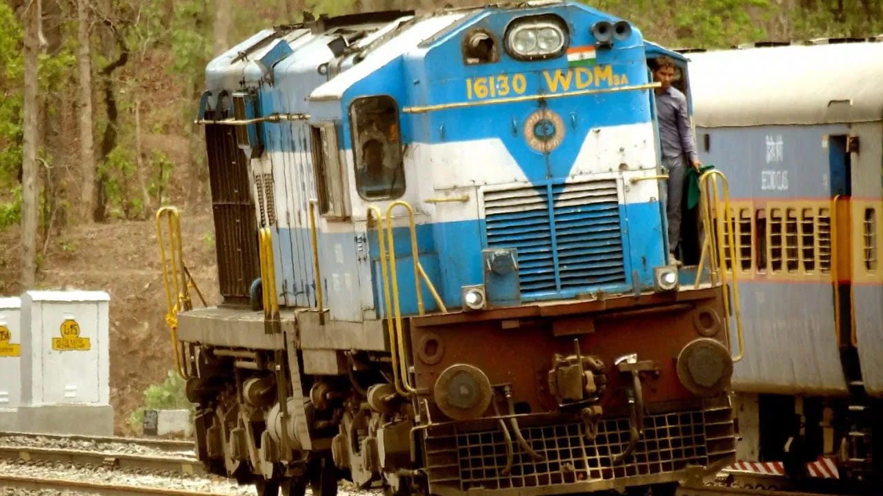 డీజిల్ ఇంజిన్ చూడటానికి శక్తివంతంగా ఉన్నా, ఇంధన పరంగా ఇది చాలా ఖరీదైనది. ఒక కిలోమీటర్ నడవడానికి 4 నుంచి 6 లీటర్ల డీజిల్ తాగేస్తుందంటే దీని సామర్థ్యం ఎలాంటిదో అర్థం చేసుకోవచ్చు. ఒకప్పుడు ప్రతిచోటా డీజిల్ ఇంజిన్లే రాజ్యమేలేవి, కానీ ఇప్పుడు కొన్ని ఎలక్ట్రిఫికేషన్ జరగని రూట్లకు మాత్రమే వీటిని పరిమితం చేశారు. డీజిల్ లోకోల వల్ల కేవలం ఖర్చు మాత్రమే కాదు, వాతావరణ కాలుష్యం కూడా పెరుగుతుంది. పాత కాలపు ఈ ఇంజిన్లు త్వరలోనే మనకు కేవలం మ్యూజియాల్లో మాత్రమే కనిపించే అవకాశం ఉంది. వీటి నిర్వహణ వ్యయం తగ్గించుకోవడమే భారతీయ రైల్వే ప్రధాన లక్ష్యం.