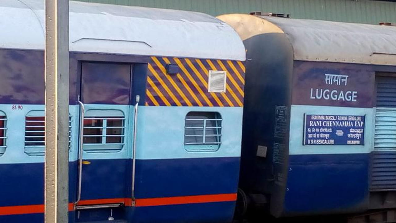 Indian Railways: రైలు బోగీలపై పసుపు, నీలం రంగు చారలు ఎందుకు ఉంటాయో తెలుసా? వాటి వెనుక ఉన్న సీక్రెట్ ఇదే! Indian Railways: రైలు బోగీలపై పసుపు, నీలం రంగు చారలు ఎందుకు ఉంటాయో తెలుసా? వాటి వెనుక ఉన్న సీక్రెట్ ఇదే!