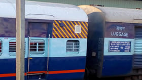 రైలు బోగీలపై పసుపు, నీలం రంగు చారలు ఎందుకు ఉంటాయో తెలుసా?