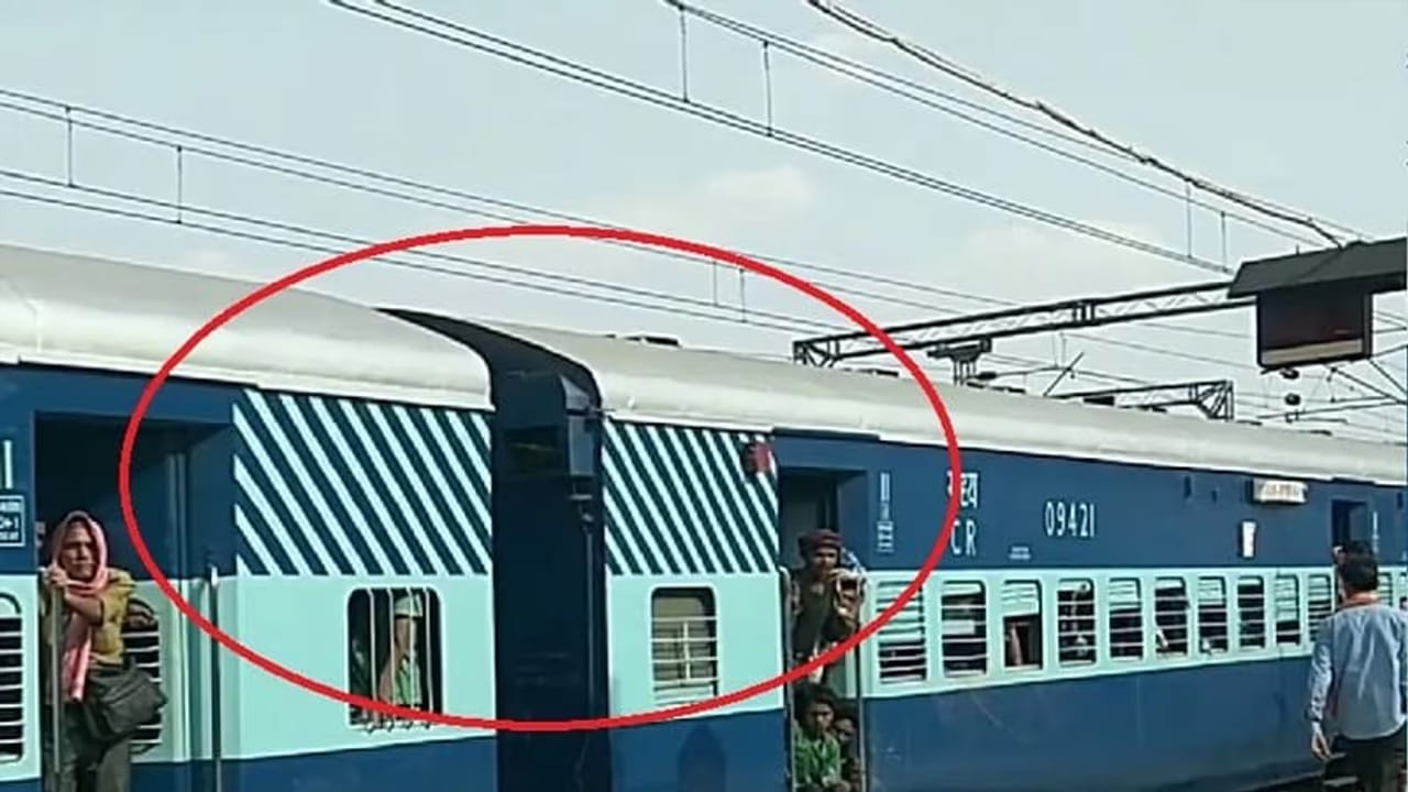  నీలం రంగు చారలు (Blue Stripes): కోచ్‌లపై నీలం రంగు చారలు కనిపిస్తే అవి రిజర్వ్‌డ్ సెకండ్ క్లాస్ (Reserved Second-class) కంపార్ట్‌మెంట్లను సూచిస్తాయి. జనరల్ (అన్‌రిజర్వ్‌డ్) కోచ్‌ల నుండి వీటిని వేరుగా గుర్తించడం కోసం ఈ రంగును ఉపయోగిస్తారు. 