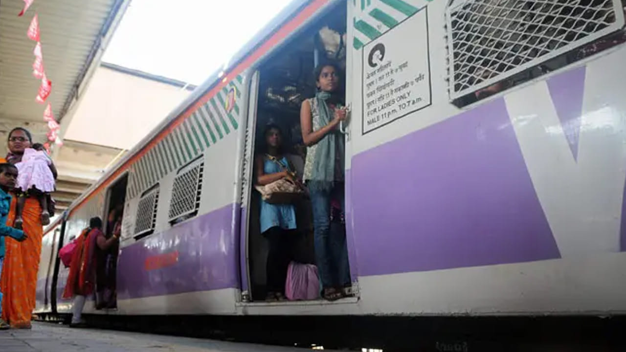  ఈ వ్యవస్థ వల్ల లాభం ఏమిటి?: భారతీయ రైల్వే నెట్‌వర్క్ అంతటా ఈ రంగుల విధానం ఒకేలా ఉంటుంది. దీనివల్ల ప్రయాణికుల మధ్య గందరగోళం తగ్గుతుంది. రైలు ఎక్కే ప్రక్రియ వేగవంతం అవుతుంది. భద్రత పెరుగుతుంది. ఉదాహరణకు రైల్వే సిబ్బంది దివ్యాంగులను ఏమాత్రం ఆలస్యం లేకుండా నేరుగా పసుపు చారలు ఉన్న కోచ్ వైపు పంపగలరు. అందుకే వచ్చేసారి మీరు రైల్వే స్టేషన్‌కు వెళ్ళినప్పుడు ఆ చారలను ఒకసారి గమనించండి. అవి కేవలం రంగులు మాత్రమే కాదు, ప్రతిరోజూ లక్షలాది మంది ప్రయాణికులను గమ్యస్థానాలకు చేర్చే 'కోడెడ్ మ్యాప్'