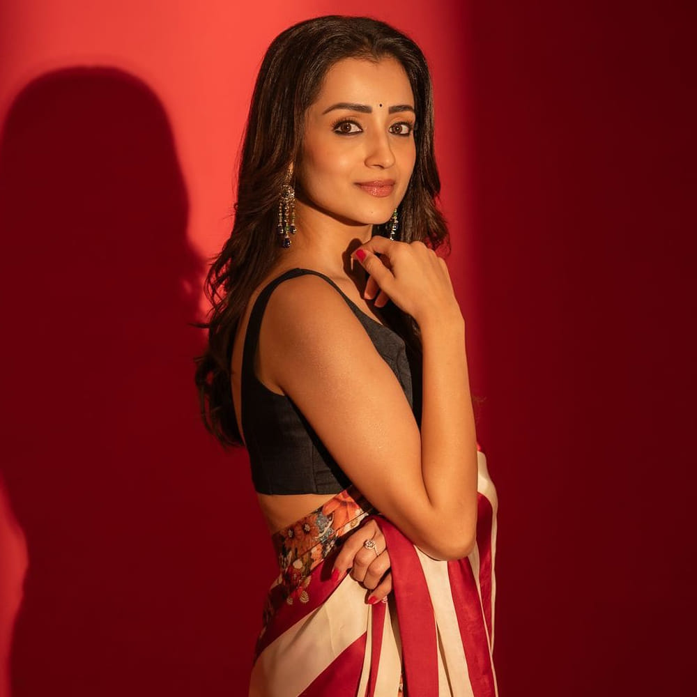 తాజాగా ఈ రూమర్స్ పై త్రిష స్పందిస్తూ గట్టి కౌంటర్ ఇచ్చారు. తన రిటైర్మెంట్ గురించి వస్తున్న వార్తల్లో ఎలాంటి నిజం లేదని ఆమె స్పష్టం చేశారు. కేవలం తప్పుడు ప్రచారం ద్వారా దృష్టిని ఆకర్షించడానికే కొందరు ఇలాంటి వార్తలను సృష్టిస్తున్నారని ఆమె మండిపడ్డారు. ప్రస్తుతం తన ఫోకస్ మొత్తం సినిమాలపైనే ఉందని, ఇప్పుడప్పుడే పెళ్లి చేసుకునే ఆలోచన లేదని ఆమె పరోక్షంగా వెల్లడించారు.