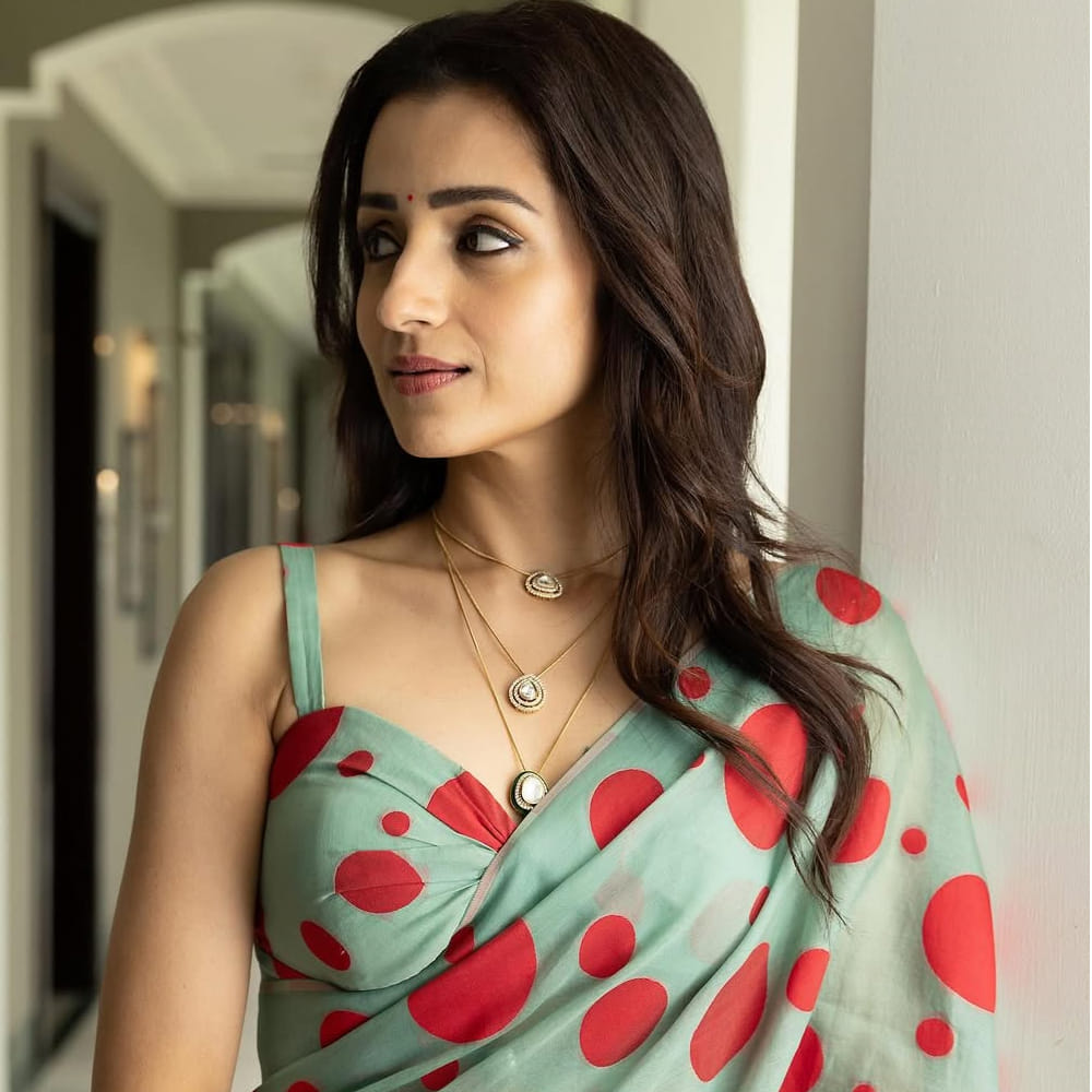 ఇప్పటికే విజయ్ దళపతి, ఆయన భార్య సంగీత మధ్య విడాకులు.. ఈ వివాదంలో త్రిష పేరు ప్రముఖంగా వినిపించడం చూస్తున్నాం. మరోవైపు గత రెండు రోజులుగా త్రిషకు సంబంధించి ఇంకో ఆసక్తికర విషయం నెట్టింట వైరలవుతుంది. త్రిష సినిమాలకు గుడ్ బై చెప్పేసి.. త్వరలోనే ఒక సంపన్న వ్యాపారవేత్తను వివాహం చేసుకుని సెటిల్ అవ్వబోతున్నారని ప్రచారం నడుస్తుంది.