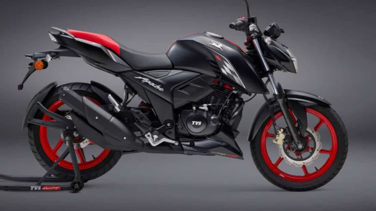 రెండవది TVS Apache RTR 160 4V స్మూత్ రైడింగ్ అనుభవం, రైడింగ్ మోడ్స్ వంటి ఫీచర్లు ఈ బైక్ను ప్రత్యేకంగా నిలబెడతాయి. రోజువారీ ప్రయాణాల్లో అలసట లేకుండా సౌకర్యవంతంగా ప్రయాణించవచ్చు. టీవీఎస్ సర్వీస్ నెట్వర్క్ బలంగా ఉండటం కూడా ఒక పెద్ద ప్లస్.