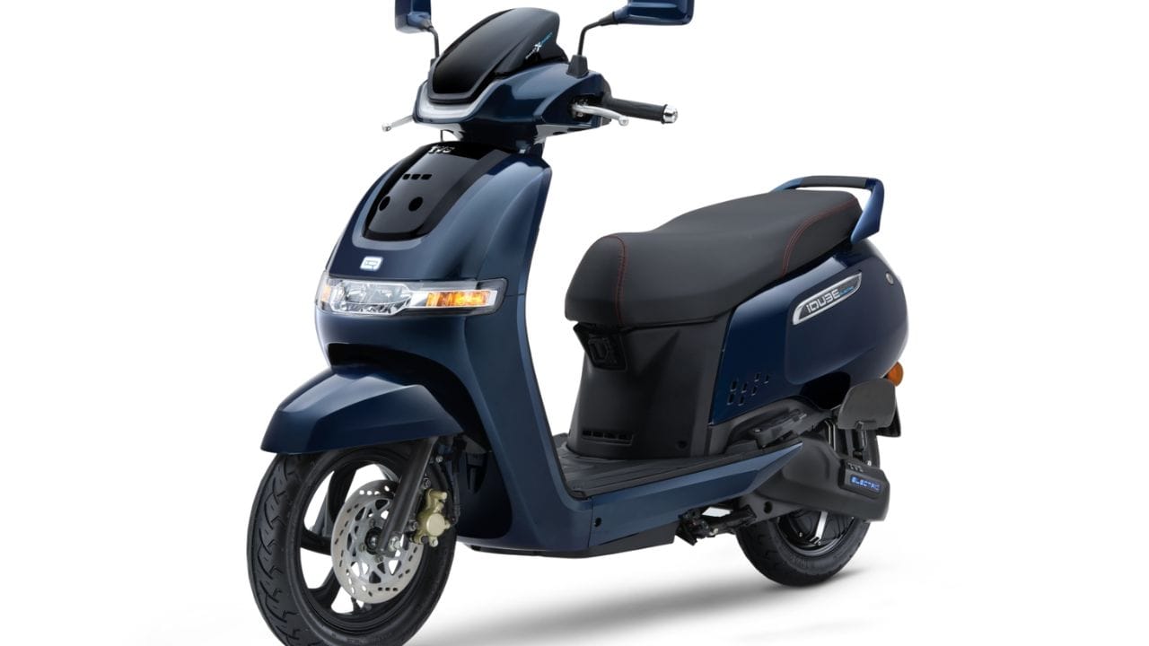 ధర విషయానికి వస్తే, TVS iQube ఎంట్రీ-లెవల్ వేరియంట్ ధర రూ. 1.08 లక్షల నుండి ప్రారంభమవుతుంది. అయితే, బ్యాటరీ-మాత్రమే సర్వీస్ మోడ్‌లో కొనుగోలు చేసే వారికి ఇది కేవలం రూ. 59,999 కే అందుబాటులో ఉంది. లేకపోతే, ఈ మోడ్‌లో వినియోగదారులు నెలకు రూ. 1,202 సబ్‌స్క్రిప్షన్ చెల్లించాల్సి ఉంటుంది.( Note: అయిదే ఇది ఒక్క ఛార్జ్‌లో 212 వస్తుందని కంపెనీ చెబుతున్నప్పటికీ రియల్‌ టైమ్‌లో ఇది తగ్గవచ్చు, రోడ్డు, ట్రాఫిక్ పరిస్థితుల కారణంగా దీనిలో మార్పులు రావచ్చు.. కొనే ముందు వినియోగదారులు ఇది గమనించాలి)