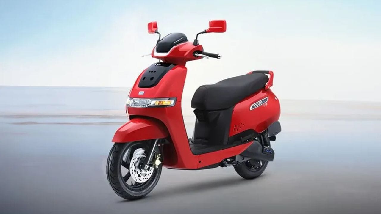 దేశంలోని టాప్-10 స్కూటర్ల జాబితాను చూస్తే, టీవీఎస్ ఐక్యూబ్ 4వ స్థానాన్ని దక్కించుకోవడం గమనార్హం. మొదటి 3 స్థానాలను హోండా యాక్టివా, టీవీఎస్ జూపిటర్, సుజుకి యాక్సెస్ వంటి పెట్రోల్ ఇంజన్ స్కూటర్లు ఉన్నాయి. కానీ ఎలక్ట్రిక్ విభాగంలో చూసుకుంటే ఐక్యూబ్ వాటికి గట్టి పోటీ ఇస్తూ టాప్ 5 లోకి ప్రవేశించింది. ఇది భారత ఆటోమొబైల్ రంగంలో రాబోయే పెద్ద మార్పులకు సంకేతంగా నిపుణులు చెబుతున్నారు.