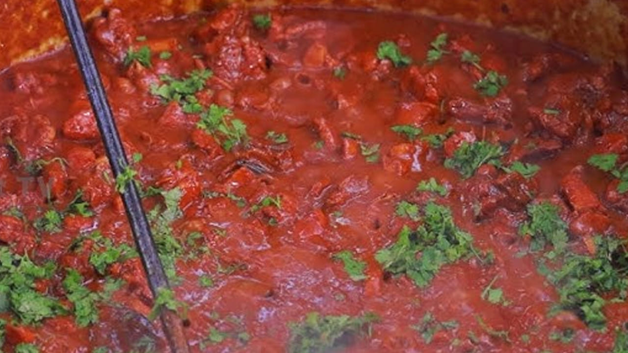 ఇలా మ్యారినేట్ చేయాలి: ఇప్పుడు మ్యారినేట్ చేసిన చికెన్ దానిలో వేసి 15 నిమిషాల పాటు వేయించి, మూత పెట్టి చికెన్ నుండి కొద్దిగా నీరు బయటకు వచ్చే వరకు బాగా ఉడికించాలి.