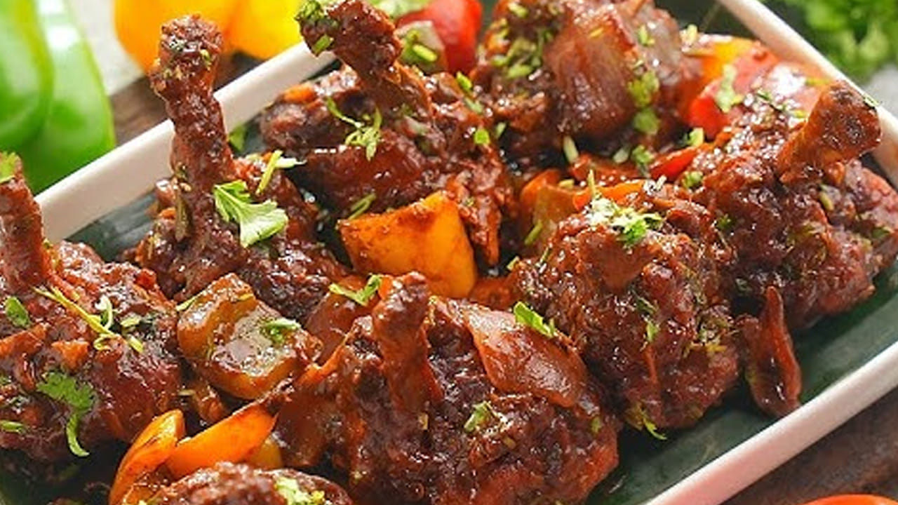 ఉలవచారును ఇలా చేసుకోవాలి : ఇప్పుడు ఉలవచారు దానిలో  వేసి, కొద్దిగా చికెన్ మసాలా లేదా గరం మసాలా పొడిని వేసి బాగా కలపాలి.