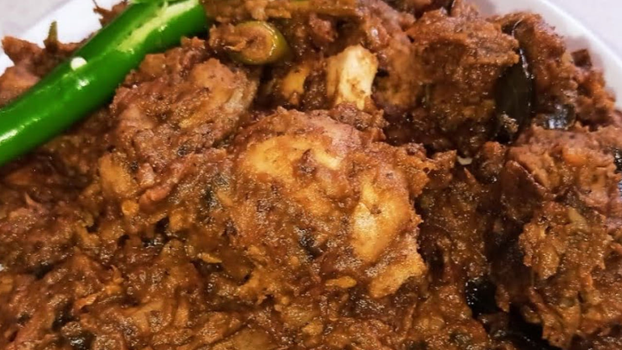 
చివర్లో గ్రేవీగా అయినా తర్వాత,  నూనె పైకి తేలే వరకు సన్నని మంటపై 15 నిమిషాల పాటు ఉడికించి..కొత్తిమీరను వేసుకుని వేడి వేడి అన్నంలో తినడమే. 
