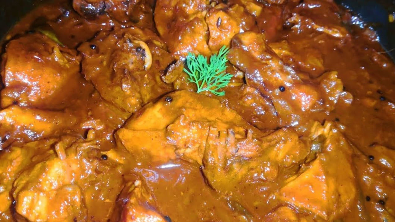 తాలింపు ఇలా పెట్టుకోవాలి : పాన్లో కొద్దిగా ఆయిల్ లేదా ఆయిల్  చేసి, దానిలో తరిగిన ఉల్లిపాయలు, నాలుగు పచ్చిమిర్చి, నాలుగు కరివేపాకు వేసి బంగారు కలర్లోకి వచ్చే వరకు బాగా వేయించాలి.
