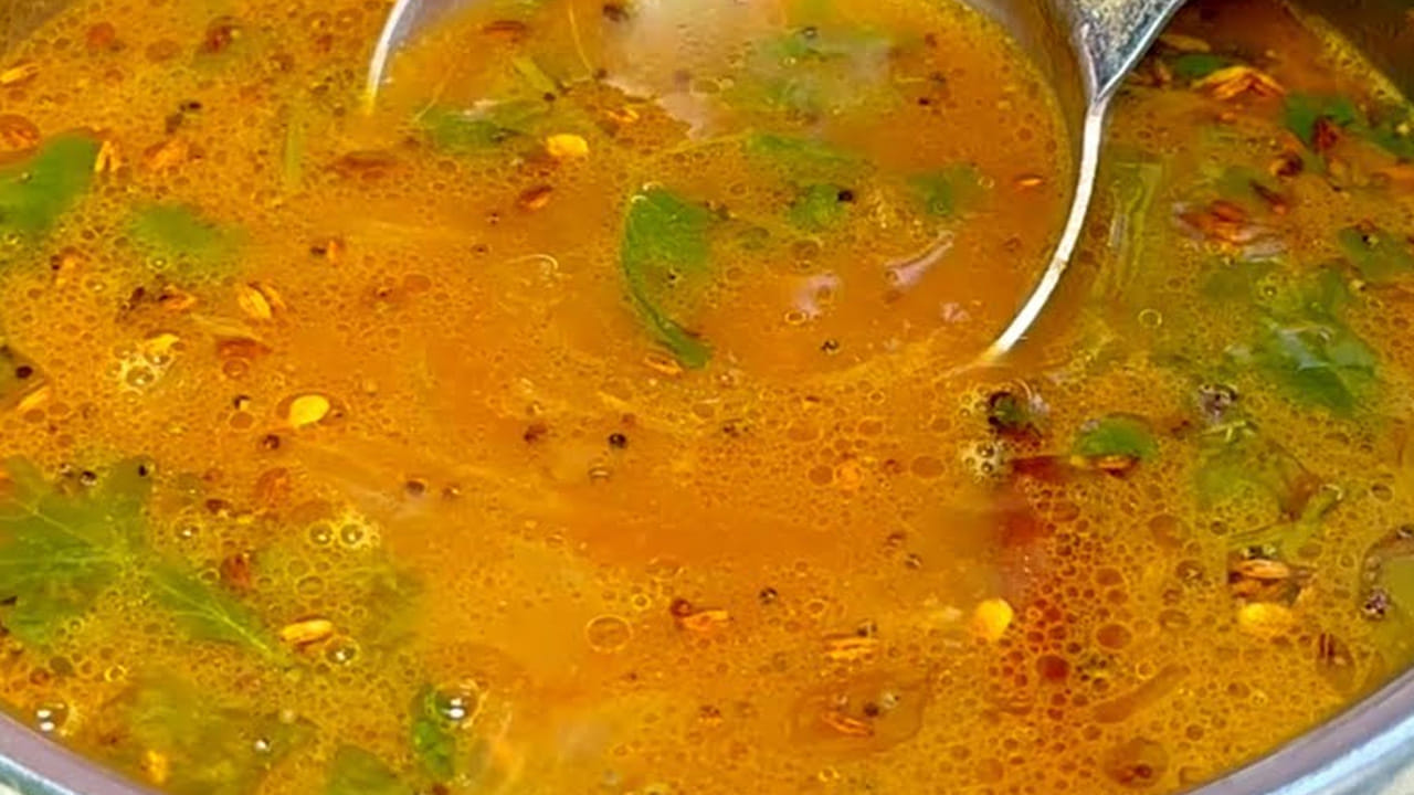 తాలింపు కోసం.. అర టేబుల్ స్పూన్ ఆవాలు, అర టేబుల్ స్పూన్ జీలకర్ర,  కరివేపాకు,   నాలుగు ఎండు మిర్చి, కొత్తిమీరను  తీసుకోవాలి. చివర్లో కొత్తిమీరను వేయడం అస్సలు మర్చిపోకండి. ఇది వేస్తే మంచి రుచి వస్తుంది. 
