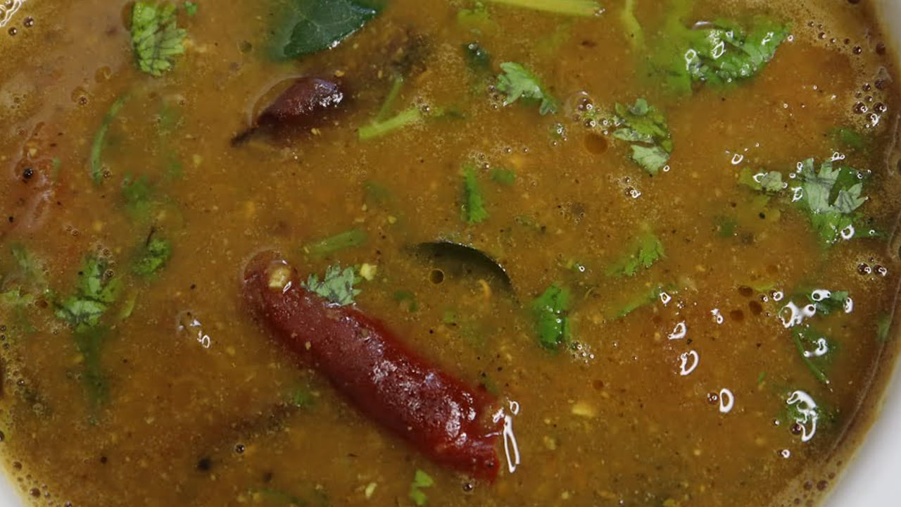 
ముందుగా ఉలవలను తీసుకుని వాటిని నీటిలో కడిగి ప్రెజర్ కుక్కర్‌లో బాగా ఉడికించాలి. ఆ తర్వాత వాటిని మెత్తగా గ్రైండ్ చేసుకోవాలి.  ఉలవకట్టును సెపరేట్ చేయాలి. 