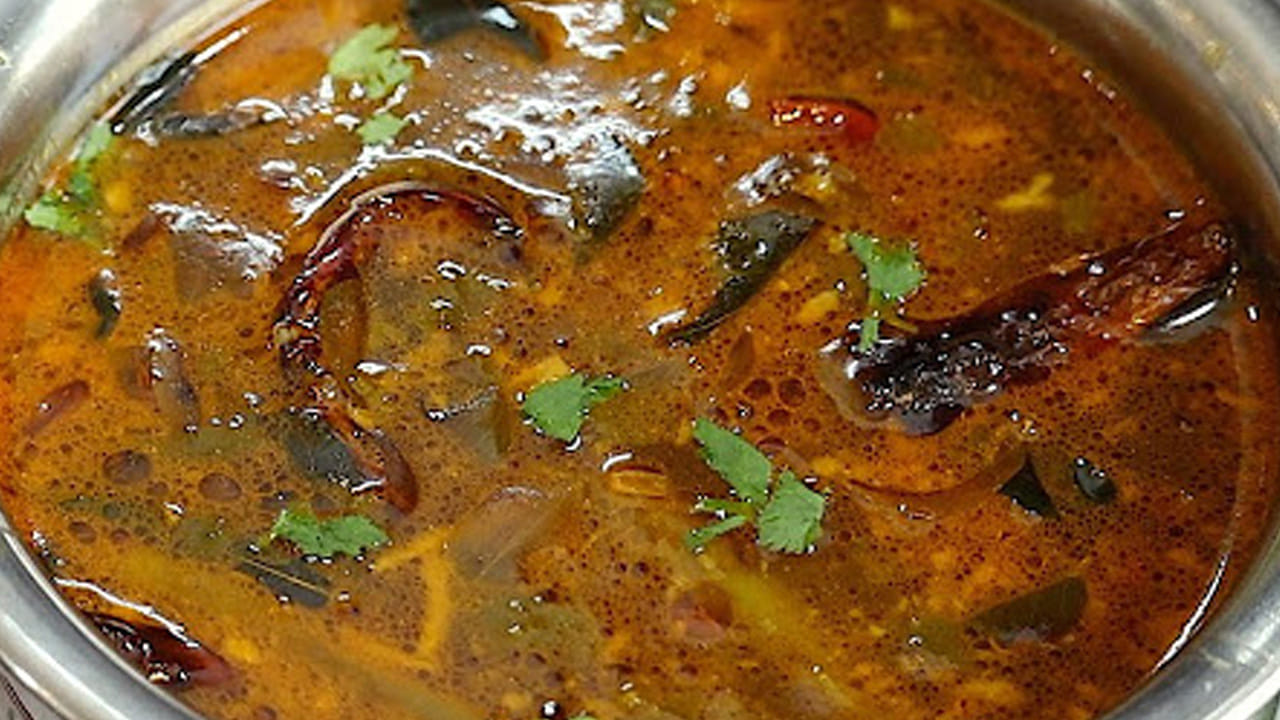 ఇప్పుడు పాన్ లో ఆయిల్ చేసి వేడి చేసి అర టేబుల్ స్పూన్ ఆవాలు, అర టేబుల్ స్పూన్ జీలకర్ర,  నాలుగు ఎండు మిర్చి, కరివేపాకు ఆకులు వేసుకోవాలి. ఆ తర్వాత ఉల్లిపాయ ముక్కలు , వెల్లుల్లిరెబ్బలు , పచ్చిమిర్చిని వేసి  గోల్డ్ కలర్లోకి  వచ్చే వరకు  బాగా వేయించాలి. 