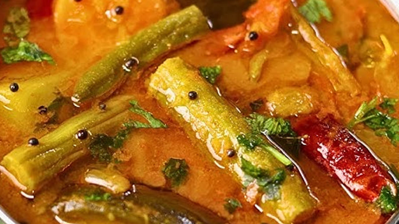 టమోటాలు వేసి మెత్తగా అయ్యే వరకు వాటిని ఉడికించాలి. ఇక ఇప్పుడు అర టేబుల్ స్పూన్ పసుపు, ఒక టేబుల్ స్పూన్ కారం, రుచికి సరిపడా ఉప్పును వేసి బాగా కలపాలి. ఆ తర్వాత ఉలవకట్టు, రెండు టేబుల్ స్పూన్స్ చింతపండు రసం కూడా వేసి కొద్దిగా నీళ్ళు పోసి వాటిని బాగా మరిగించాలి.  చివర్లో కొత్తిమీరను వేసి చల్లి దింపాలి.