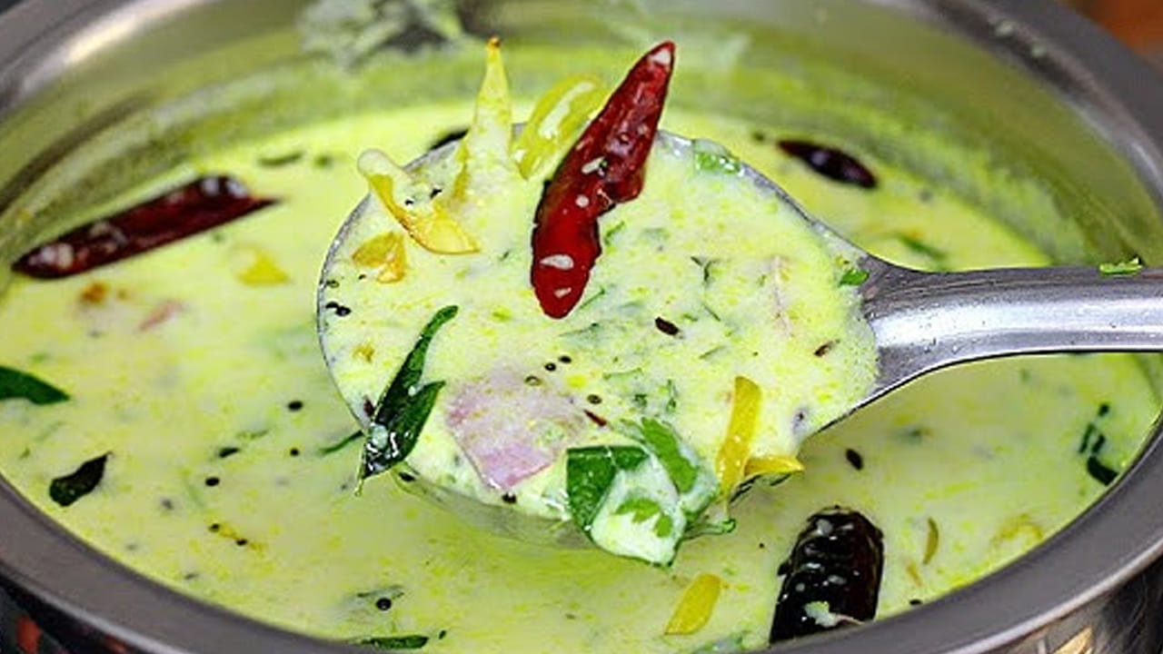 పోపు పెట్టుకోవాలి : పోపు బాగా వేగిన తర్వాత, దానిలో అర టేబుల్ స్పూన్ పసుపు, కొద్దిగా కారం కూడా వేసి చివర్లో మజ్జిగ కూడా పోసి, దానిలో కొద్దిగా ఉప్పును వేసి బాగా కలపాలి.