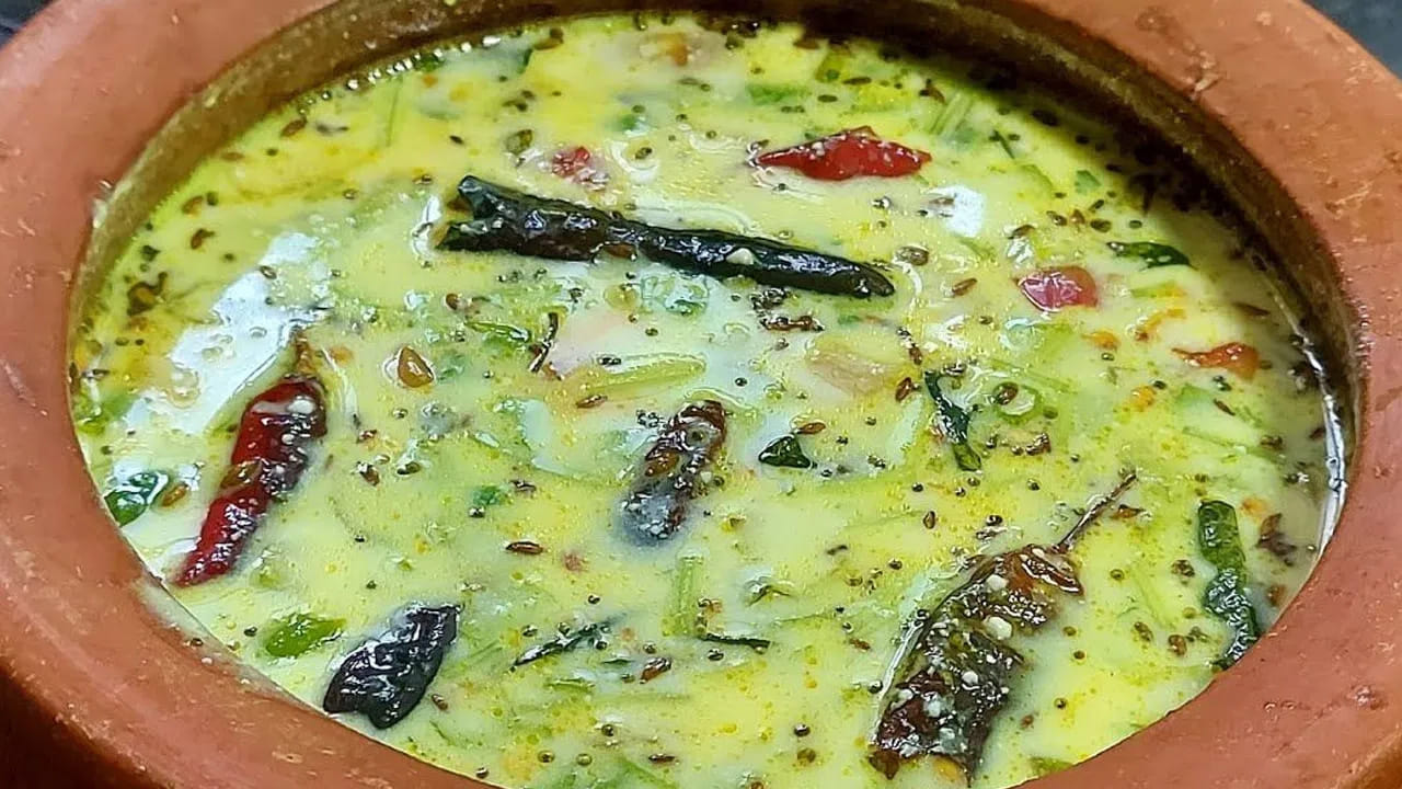 ఈ మజ్జిగను తీసుకుని  ఉల్లిపాయ ముక్కలున్న పాత్రలో పోసి మీడియం మంటపై పెట్టి పది నిముషాలు పాటు వాటిని బాగా  ఉడికించాలి. అయిత, ఉల్లిపాయ ముక్కలకు మజ్జిగ రసం పట్టించాలి.