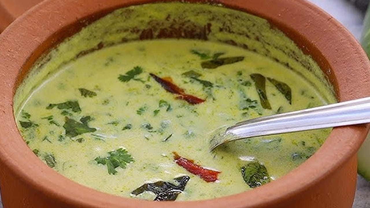   చివర్లో మళ్ళీ పాన్ తీసుకుని దానిలో కొద్దిగా ఆవాలు, అర టేబుల్ స్పూన్ జీలకర్ర, 10 ఎండుమిర్చి ముక్కలు , కొద్దిగా ఇంగువ, నాలుగు కరివేపాకు ఆకులు వేసి బాగా వేయించి ఈ ఉల్లిపాయ మజ్జిగలో వేసుకుని తినడమే. మీకు ఇంకా తియ్యగా కావాలంటే దీనిలో చక్కెర కూడా వేసుకోవచ్చు. 