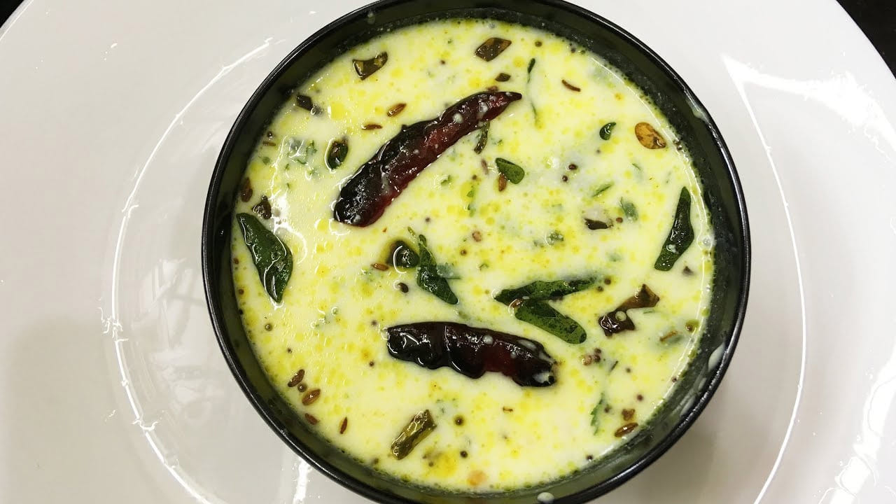 ముందుగా మజ్జిగను తయారు చేసుకోవాలి :  ఒక గిన్నెలో కొంచం పెరుగు తీసుకుని దానిలో కొద్దిగా నీళ్లు పోసి, ఉండలు లేకుండా  మజ్జిగలా  బాగా కలుపుకోవాలి. 