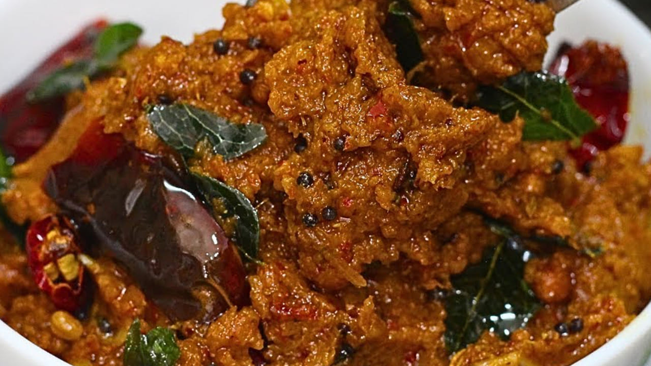 ఇక ఇప్పుడు స్టవ్ వెలిగించి ఒక కడాయి పెట్టి, కొద్దిగా నూనె వేసి, ఉల్లిపాయ టమాటాలు, ఎండు మిర్చిని వేసి బాగా పాన్ లో బాగా మగ్గించుకోవాలి.  ఆ తర్వాత వీటిని తీసుకుని రోటిలో ఒక్కొక్కటిగా బాగా దంచుకోవాలి.