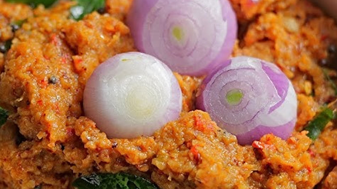 ఇప్పుడు రోటిలో నూరే టప్పుడు కొద్దిగా ఉప్పు, నిమ్మకాయంత చింతపండు, నాలుగు వెల్లుల్లి రెబ్బలు వేస్తే బాగా  రుచిగా ఉంటుంది. ఈ మిశ్రమాన్ని  మిక్సీలో పట్టుకునే కన్నా రోటిలో నూరితే బాగా రుచిగా ఉంటుంది.