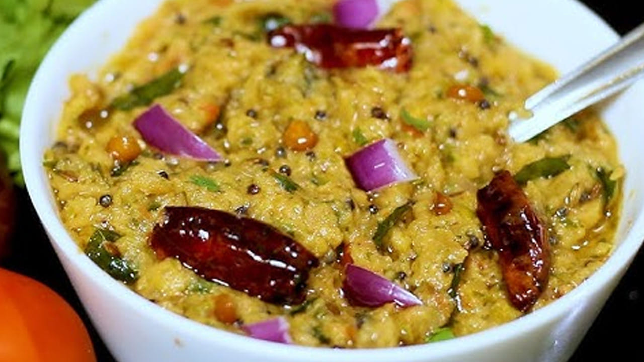 ఈ ఉల్లిపాయ రోటి పచ్చడి రెడీ ఒక గిన్నెలోకి తీసుకున్న తర్వాత దానిలో మూడు స్పూన్స్ నిమ్మరసాన్ని  వేసి మిక్స్ అయ్యేలా కలుపుకోవాలి. మంట  బాబోయ్ మేము తినలేము అనుకుంటే దానిలో టమాటాలు వేసుకుంటే ఇంకా టేస్టీగా ఉంటుంది.  అంతే,  వేడి వేడి ఉల్లిపాయ రోటి పచ్చడి రెడీ.