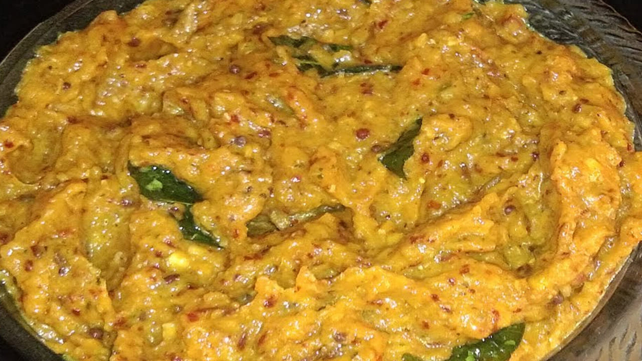 ముందుగా ఉల్లిపాయలను తీసుకుని వాటిని బాగా క్లీన్ చేసుకుని ఒక గిన్నె లేదా ప్లేట్లో తీసుకోవాలి. ఇప్పుడు ఎండు మిర్చిని కూడా నీళ్ళలో బాగా కడిగి తేమ లేకుండా ఒక క్లాత్ తో క్లీన్ చేసి వాటిని బాగా ఆరబెట్టాలి. 